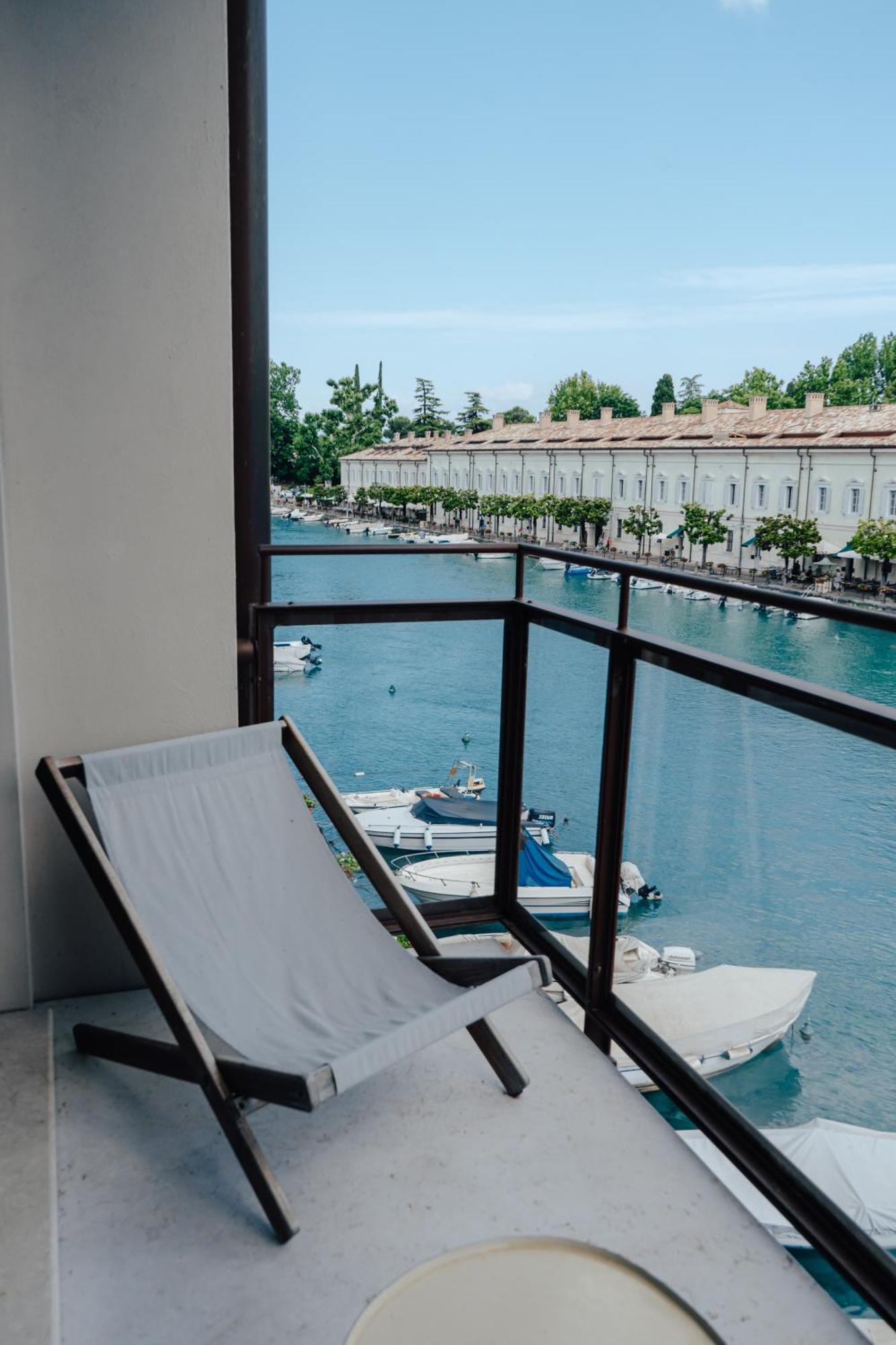 C House Rooms Lake Peschiera del Garda Extérieur photo