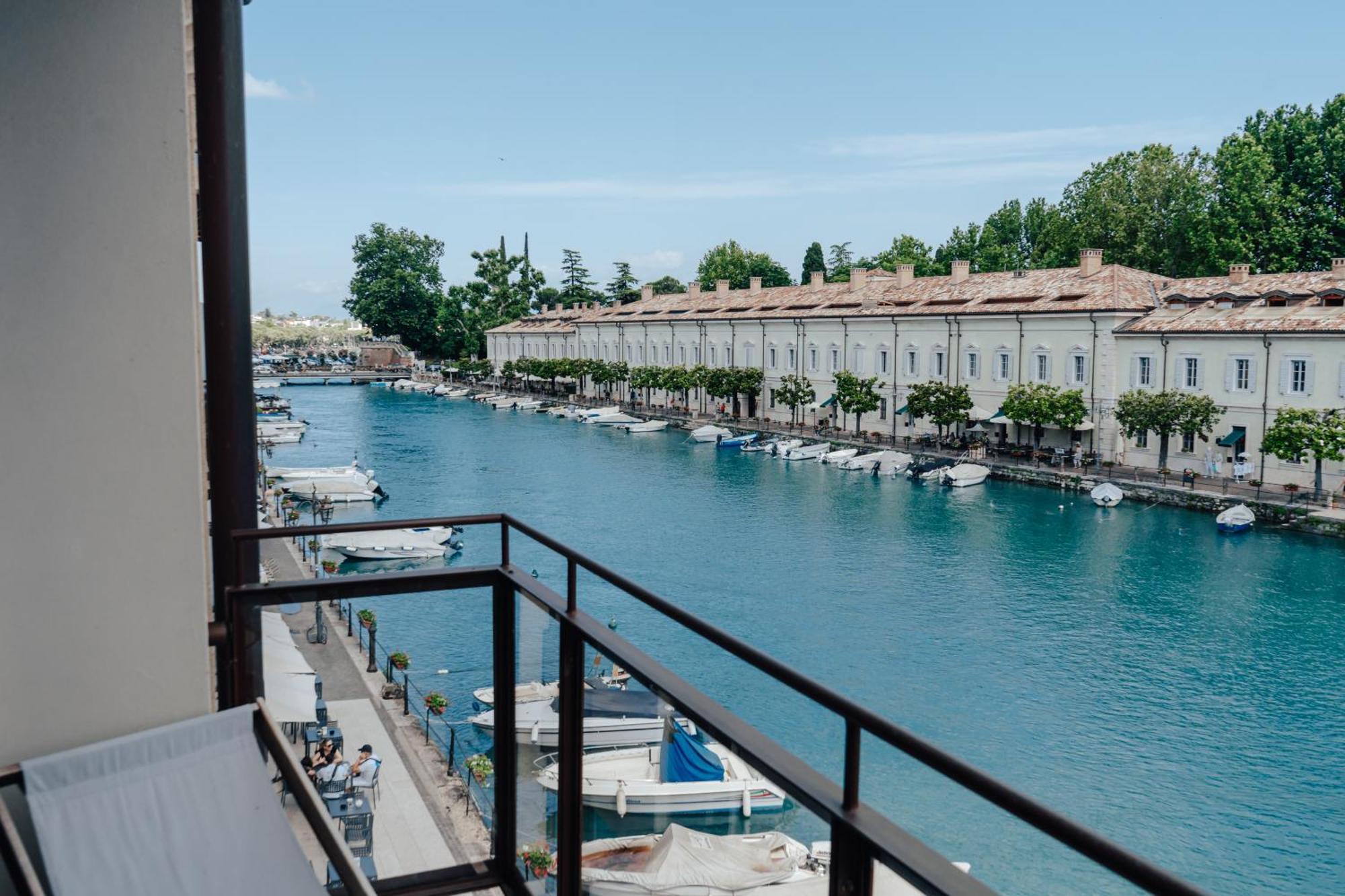 C House Rooms Lake Peschiera del Garda Extérieur photo