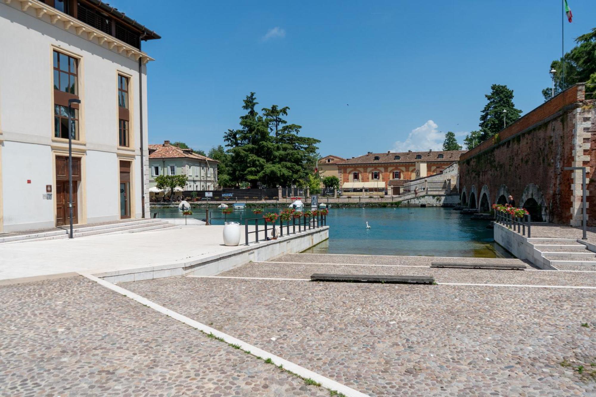 C House Rooms Lake Peschiera del Garda Extérieur photo