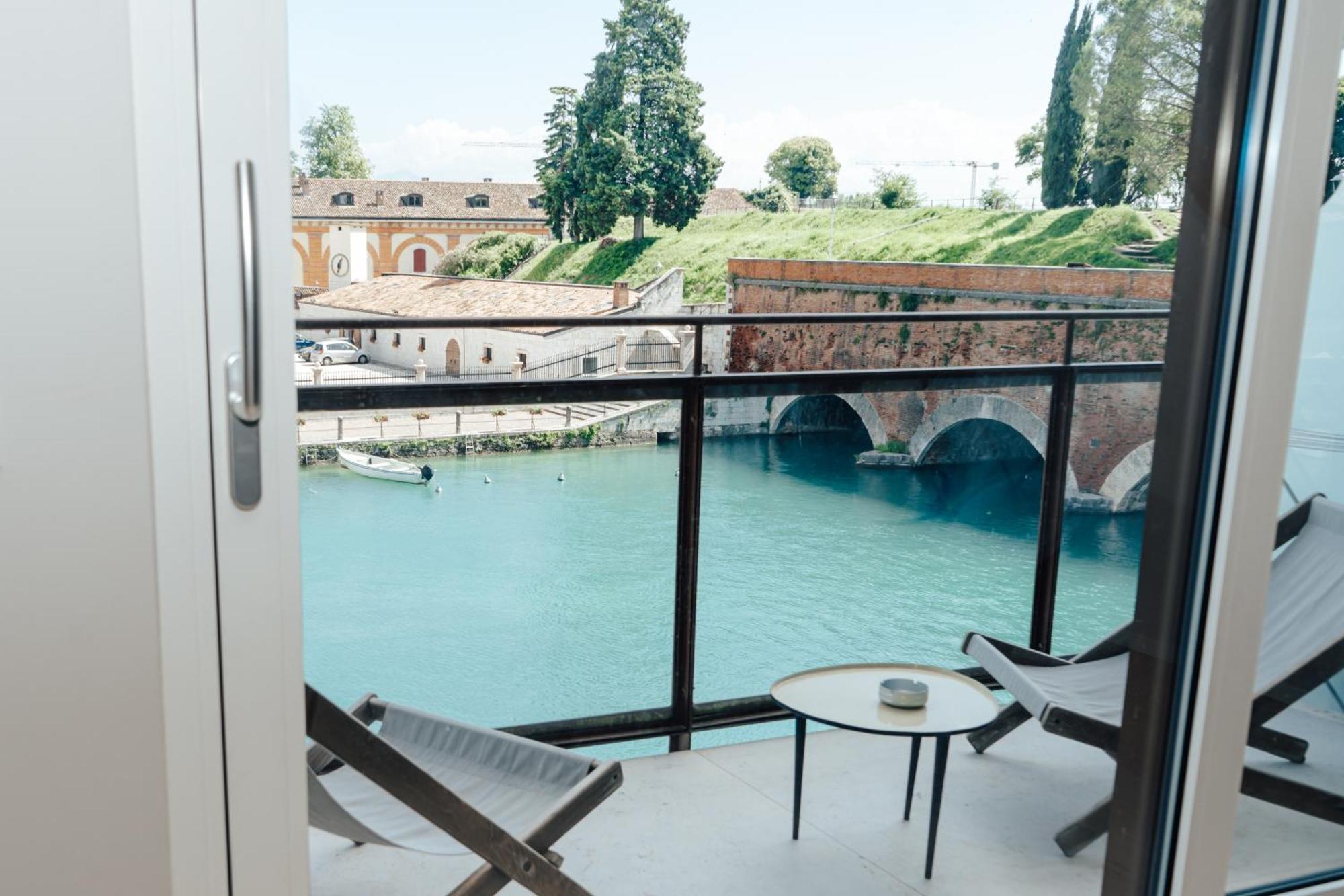 C House Rooms Lake Peschiera del Garda Extérieur photo