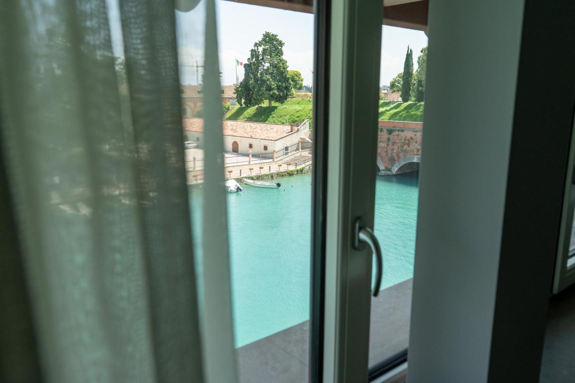 C House Rooms Lake Peschiera del Garda Extérieur photo