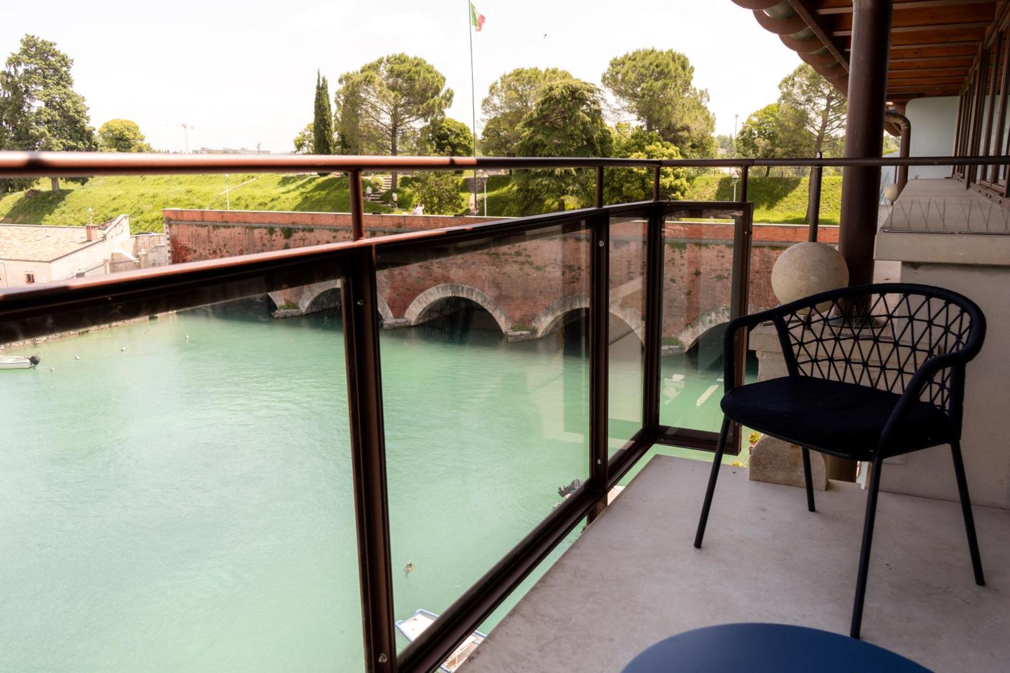 C House Rooms Lake Peschiera del Garda Extérieur photo